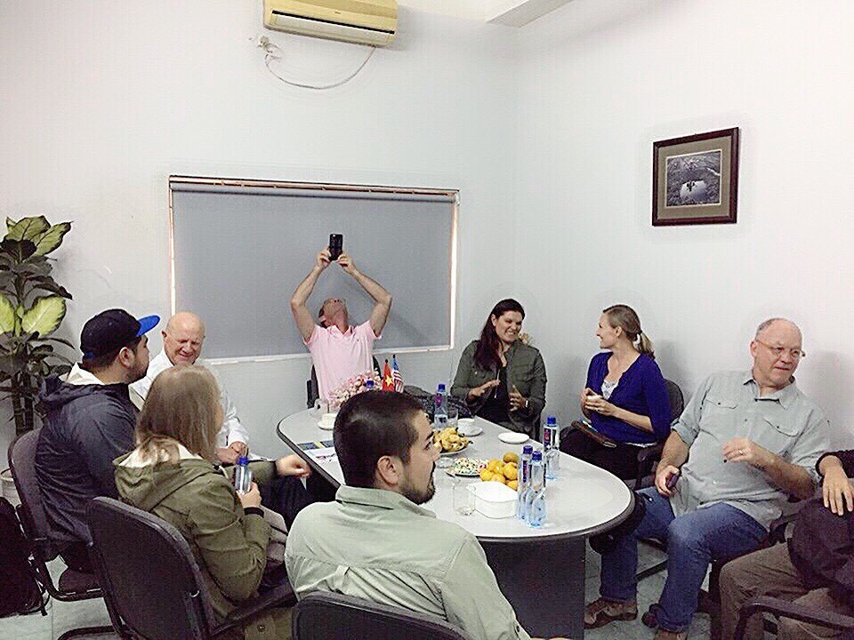 Tổ Chức Mobilyti Outreach International (MOI) và
Chủ tịch hãng chân giả Hanger  đến thăm xưởng Chỉnh Hình Phương Nam.