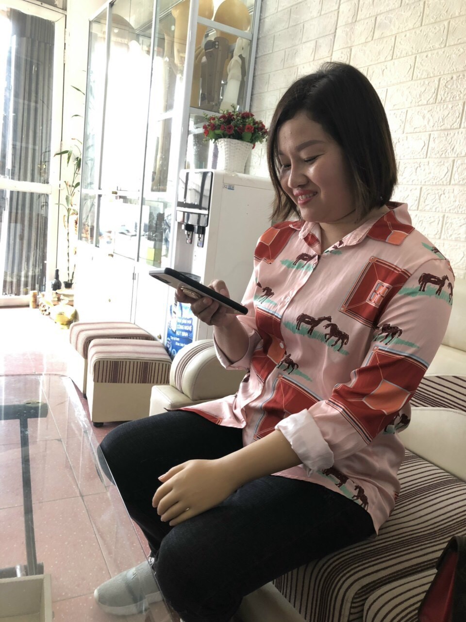 Ngón tay giả hay bàn tay thẩm mỹ sẽ thay thế cho phần chi thể bị mất. Chức năng chính của tay giả  thẩm mỹ chủ yếu là thay thế hình dáng bên ngoài cũng như hỗ trợ một phần trong các hoạt động cầm nắm.