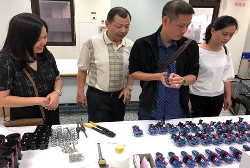 Phương Nam chuyên phân phối số lượng lớn các  bán thành phẩm, vật tư Chân tay giả, Dụng cụ Chỉnh hình
cho các Trung tâm, bệnh viện  đồng thời  sản xuất thiết kế và lắp ráp cho khách hàng khi đến với Phương Nam.